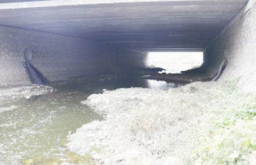张衡东路邕河桥下的两个排污口正在排污